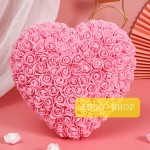 Corazón de flores artificiales